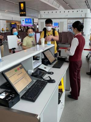 重慶分公司助力旅客安全出行 手部消毒與一對一查驗服務(wù)全面上線